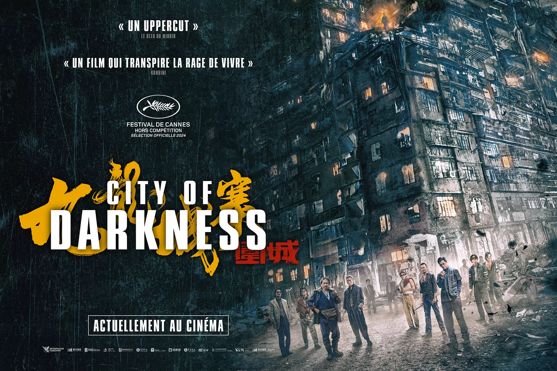 Version 3X2 de l'affiche cinéma française du film City Of Darkness, réalisé par Soi Cheang. Thriller hong kongais distribué en France par Metropolitan Filmexport en août 2024. Adaptation de l'affiche inter par l'Agence Les Aliens.